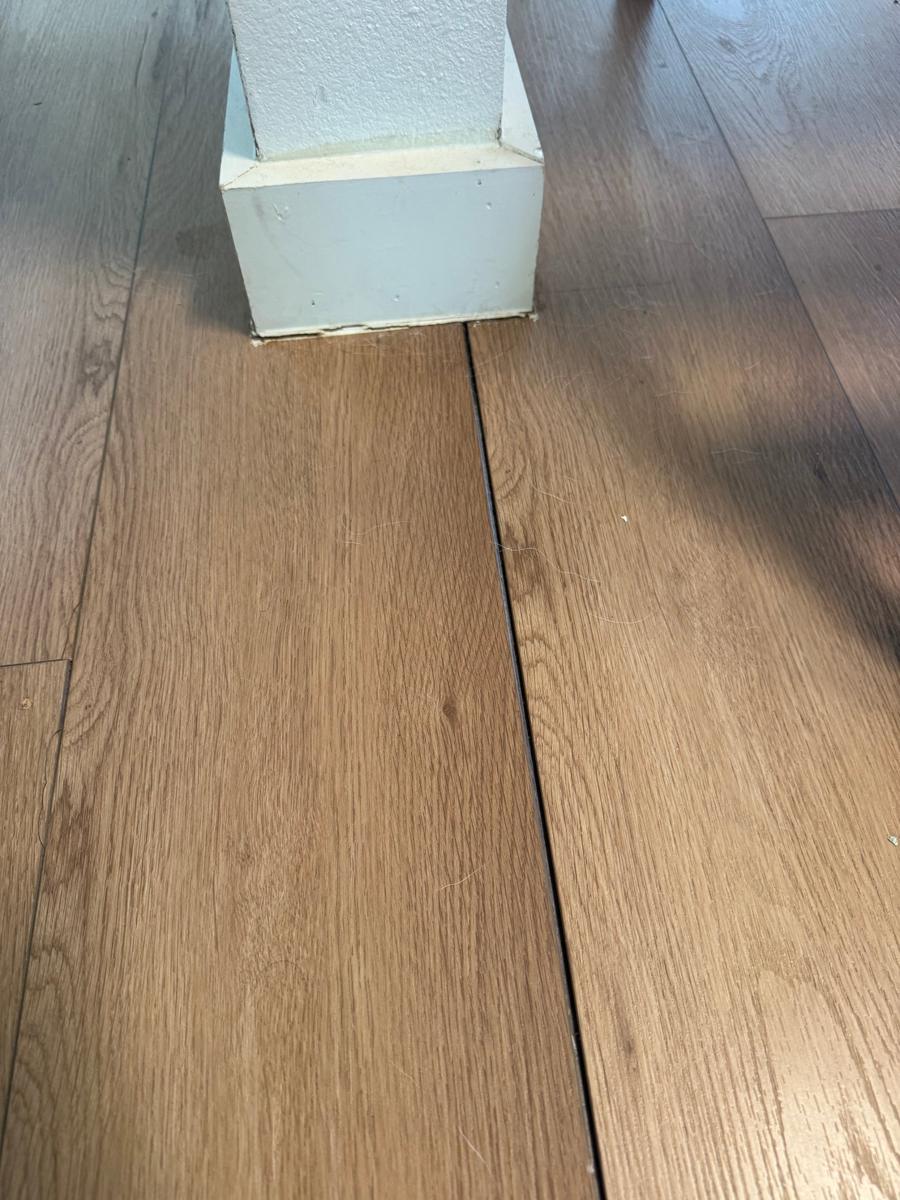 Gap opening between two floor planks next to a column